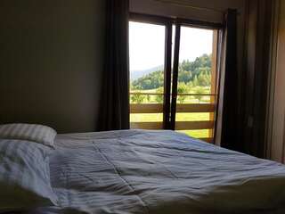 Отели типа «постель и завтрак» Dom z Bali Милкув Трехместный номер с видом на горы-3
