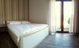 Отели типа «постель и завтрак» Dom z Bali Милкув Четырехместный номер с видом на сад-4